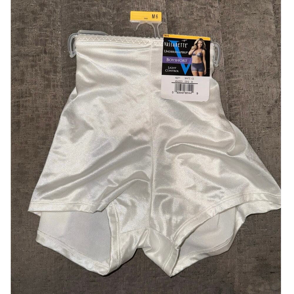 Vassarette Undershapers Light Control Boyshort Panty White Ice Size M 6 NWT